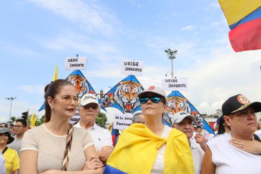 Cali, Kolombiya - 7 Ağustos 2025. Alvaro Uribe Velez 'e ve Cali' deki Kolombiya demokrasisine büyük destek yürüyüşü.