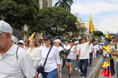 Cali, Kolombiya - 7 Ağustos 2025. Alvaro Uribe Velez 'e ve Cali' deki Kolombiya demokrasisine büyük destek yürüyüşü.