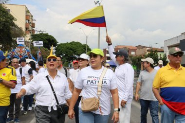 Cali, Kolombiya - 7 Ağustos 2025. Alvaro Uribe Velez 'e ve Cali' deki Kolombiya demokrasisine büyük destek yürüyüşü.