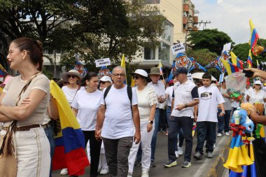 Cali, Kolombiya - 7 Ağustos 2025. Alvaro Uribe Velez 'e ve Cali' deki Kolombiya demokrasisine büyük destek yürüyüşü.