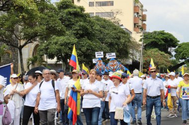 Cali, Kolombiya - 7 Ağustos 2025. Alvaro Uribe Velez 'e ve Cali' deki Kolombiya demokrasisine büyük destek yürüyüşü.