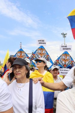 Cali, Kolombiya - 7 Ağustos 2025. Alvaro Uribe Velez 'e ve Cali' deki Kolombiya demokrasisine büyük destek yürüyüşü.