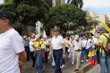 Cali, Kolombiya - 7 Ağustos 2025. Alvaro Uribe Velez 'e ve Cali' deki Kolombiya demokrasisine büyük destek yürüyüşü.