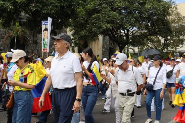 Cali, Kolombiya - 7 Ağustos 2025. Alvaro Uribe Velez 'e ve Cali' deki Kolombiya demokrasisine büyük destek yürüyüşü.