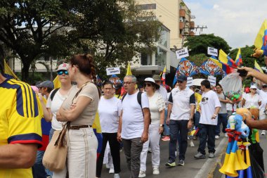 Cali, Kolombiya - 7 Ağustos 2025. Alvaro Uribe Velez 'e ve Cali' deki Kolombiya demokrasisine büyük destek yürüyüşü.