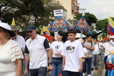 Cali, Kolombiya - 7 Ağustos 2025. Alvaro Uribe Velez 'e ve Cali' deki Kolombiya demokrasisine büyük destek yürüyüşü.