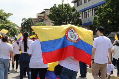 Cali, Kolombiya - 7 Ağustos 2025. Alvaro Uribe Velez 'e ve Cali' deki Kolombiya demokrasisine büyük destek yürüyüşü.