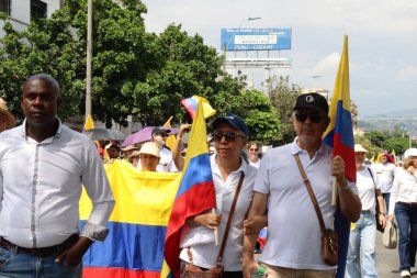 Cali, Kolombiya - 7 Ağustos 2025. Alvaro Uribe Velez 'e ve Cali' deki Kolombiya demokrasisine büyük destek yürüyüşü.