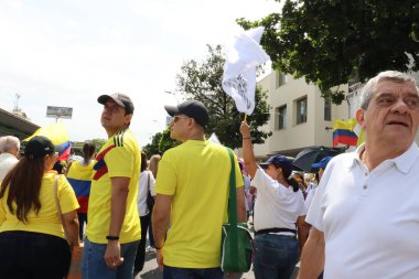 Cali, Kolombiya - 7 Ağustos 2025. Alvaro Uribe Velez 'e ve Cali' deki Kolombiya demokrasisine büyük destek yürüyüşü.