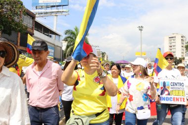 Cali, Kolombiya - 7 Ağustos 2025. Alvaro Uribe Velez 'e ve Cali' deki Kolombiya demokrasisine büyük destek yürüyüşü.