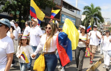 Cali, Kolombiya - 7 Ağustos 2025. Alvaro Uribe Velez 'e ve Cali' deki Kolombiya demokrasisine büyük destek yürüyüşü.