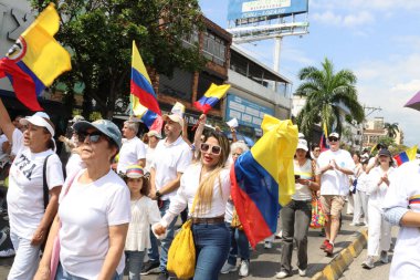 Cali, Kolombiya - 7 Ağustos 2025. Alvaro Uribe Velez 'e ve Cali' deki Kolombiya demokrasisine büyük destek yürüyüşü.