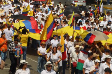 Cali, Kolombiya - 7 Ağustos 2025. Alvaro Uribe Velez 'e ve Cali' deki Kolombiya demokrasisine büyük destek yürüyüşü.