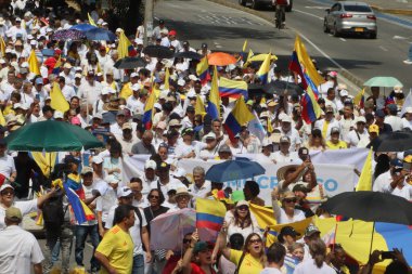 Cali, Kolombiya - 7 Ağustos 2025. Alvaro Uribe Velez 'e ve Cali' deki Kolombiya demokrasisine büyük destek yürüyüşü.