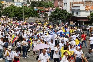 Cali, Kolombiya - 7 Ağustos 2025. Alvaro Uribe Velez 'e ve Cali' deki Kolombiya demokrasisine büyük destek yürüyüşü.