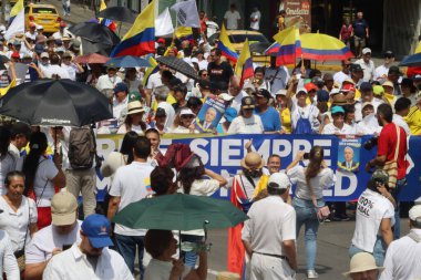 Cali, Kolombiya - 7 Ağustos 2025. Alvaro Uribe Velez 'e ve Cali' deki Kolombiya demokrasisine büyük destek yürüyüşü.