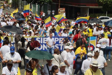 Cali, Kolombiya - 7 Ağustos 2025. Alvaro Uribe Velez 'e ve Cali' deki Kolombiya demokrasisine büyük destek yürüyüşü.