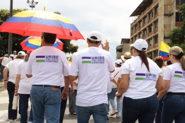 Cali, Kolombiya - 7 Ağustos 2025. Alvaro Uribe Velez 'e ve Cali' deki Kolombiya demokrasisine büyük destek yürüyüşü.
