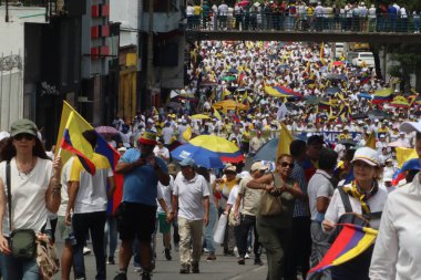 Cali, Kolombiya - 7 Ağustos 2025. Alvaro Uribe Velez 'e ve Cali' deki Kolombiya demokrasisine büyük destek yürüyüşü.