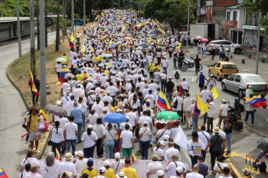 Cali, Kolombiya - 7 Ağustos 2025. Alvaro Uribe Velez 'e ve Cali' deki Kolombiya demokrasisine büyük destek yürüyüşü.