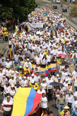 Cali, Kolombiya - 7 Ağustos 2025. Alvaro Uribe Velez 'e ve Cali' deki Kolombiya demokrasisine büyük destek yürüyüşü.