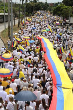 Cali, Kolombiya - 7 Ağustos 2025. Alvaro Uribe Velez 'e ve Cali' deki Kolombiya demokrasisine büyük destek yürüyüşü.