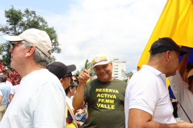 Cali, Kolombiya - 7 Ağustos 2025. Alvaro Uribe Velez 'e ve Cali' deki Kolombiya demokrasisine büyük destek yürüyüşü.