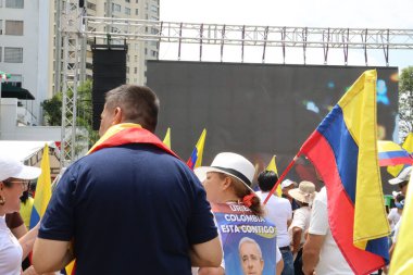 Cali, Kolombiya - 7 Ağustos 2025. Alvaro Uribe Velez 'e ve Cali' deki Kolombiya demokrasisine büyük destek yürüyüşü.