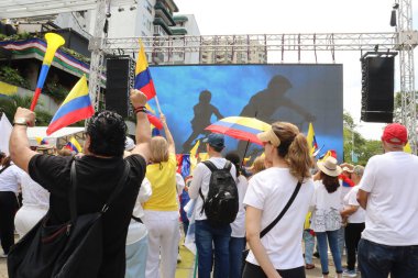 Cali, Kolombiya - 7 Ağustos 2025. Alvaro Uribe Velez 'e ve Cali' deki Kolombiya demokrasisine büyük destek yürüyüşü.