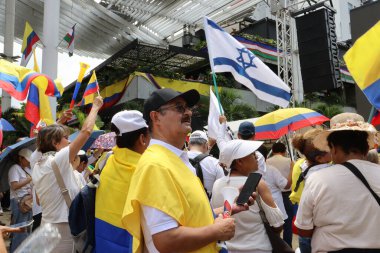 Cali, Kolombiya - 7 Ağustos 2025. Alvaro Uribe Velez 'e ve Cali' deki Kolombiya demokrasisine büyük destek yürüyüşü.