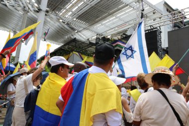 Cali, Kolombiya - 7 Ağustos 2025. Alvaro Uribe Velez 'e ve Cali' deki Kolombiya demokrasisine büyük destek yürüyüşü.