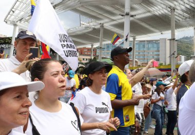 Cali, Kolombiya - 7 Ağustos 2025. Alvaro Uribe Velez 'e ve Cali' deki Kolombiya demokrasisine büyük destek yürüyüşü.