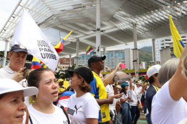 Cali, Kolombiya - 7 Ağustos 2025. Alvaro Uribe Velez 'e ve Cali' deki Kolombiya demokrasisine büyük destek yürüyüşü.