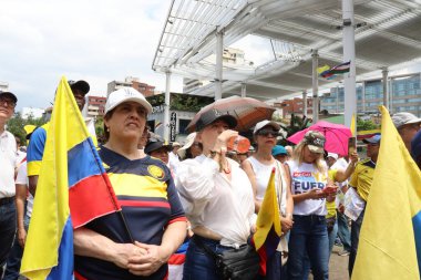 Cali, Kolombiya - 7 Ağustos 2025. Alvaro Uribe Velez 'e ve Cali' deki Kolombiya demokrasisine büyük destek yürüyüşü.