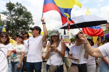 Cali, Kolombiya - 7 Ağustos 2025. Alvaro Uribe Velez 'e ve Cali' deki Kolombiya demokrasisine büyük destek yürüyüşü.