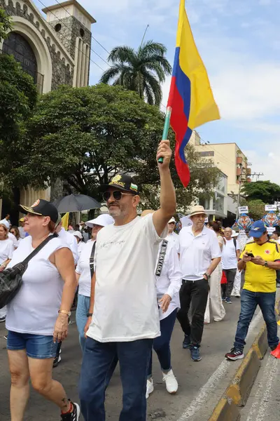 Cali, Kolombiya - 7 Ağustos 2025. Alvaro Uribe Velez 'e ve Cali' deki Kolombiya demokrasisine büyük destek yürüyüşü.