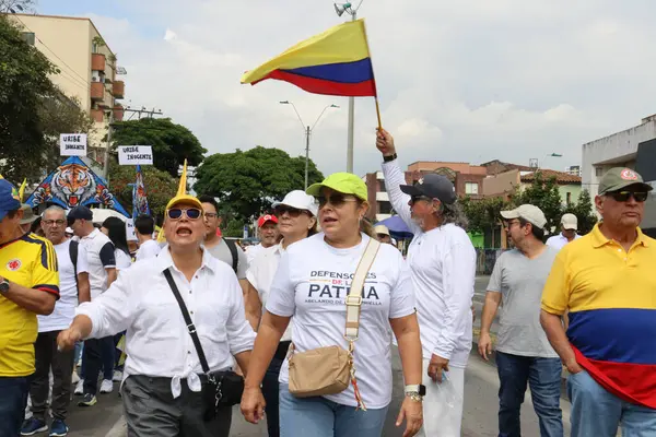 Cali, Kolombiya - 7 Ağustos 2025. Alvaro Uribe Velez 'e ve Cali' deki Kolombiya demokrasisine büyük destek yürüyüşü.