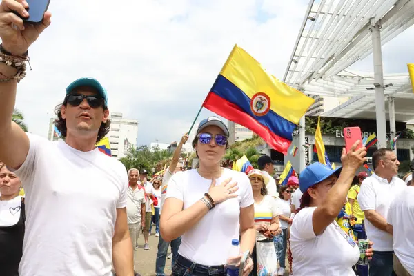 Cali, Kolombiya - 7 Ağustos 2025. Alvaro Uribe Velez 'e ve Cali' deki Kolombiya demokrasisine büyük destek yürüyüşü.