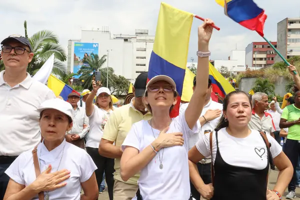 Cali, Kolombiya - 7 Ağustos 2025. Alvaro Uribe Velez 'e ve Cali' deki Kolombiya demokrasisine büyük destek yürüyüşü.