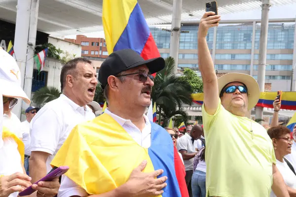 Cali, Kolombiya - 7 Ağustos 2025. Alvaro Uribe Velez 'e ve Cali' deki Kolombiya demokrasisine büyük destek yürüyüşü.