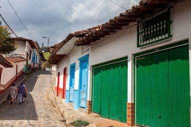 Concepcion, Kolombiya - 20 Ocak 2024. Kolombiya, Antioquia 'daki sömürge şehri Concepcion' un güzel sokaklarında yürüyen insanlar..