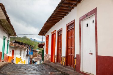 Concepcion, Kolombiya - 20 Ocak 2024. Antioquia, Kolombiya 'daki sömürge şehri Concepcion' un güzel sokakları.