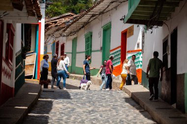 Concepcion, Kolombiya - 20 Ocak 2024. Kolombiya, Antioquia 'daki sömürge şehri Concepcion' un güzel sokaklarında yürüyen turistler.