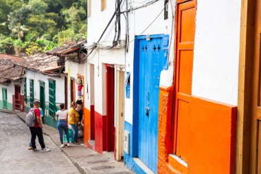 Concepcion, Kolombiya - 20 Ocak 2024. Antioquia, Kolombiya 'daki sömürge şehri Concepcion' un güzel sokakları.