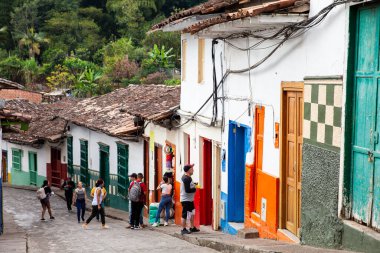 Concepcion, Kolombiya - 20 Ocak 2024. Kolombiya, Antioquia 'daki sömürge şehri Concepcion' un güzel sokaklarında yürüyen turistler.