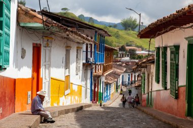 Concepcion, Kolombiya - 20 Ocak 2024. Antioquia, Kolombiya 'daki sömürge kasabası Concepcion' un güzel sokaklarında oturan kıdemli yerli adam..