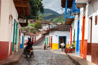 Concepcion, Kolombiya - 20 Ocak 2024. Kolombiya, Antioquia 'daki sömürge şehri Concepcion' un güzel sokaklarının manzarası..