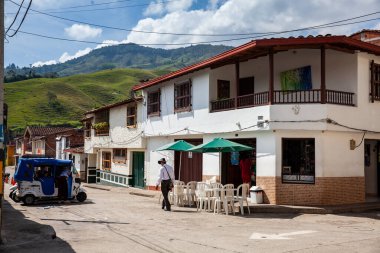 Concepcion, Kolombiya - 20 Ocak 2024. Küçük Concepcion, Antioquia, Kolombiya 'nın güzel sokaklarında yürüyen bir köylü..