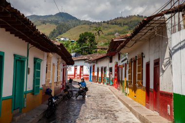 Concepcion, Kolombiya - 20 Ocak 2024. Kolombiya, Antioquia 'daki sömürge şehri Concepcion' un güzel sokaklarının manzarası..