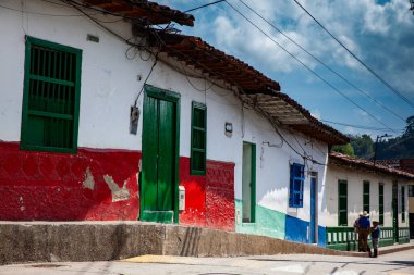 Concepcion, Kolombiya - 20 Ocak 2024. Kolombiya, Antioquia 'daki sömürge şehri Concepcion' un güzel sokaklarının manzarası..